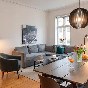 Spacious 3-bedroom In The Heart Of Lejlighed Århus